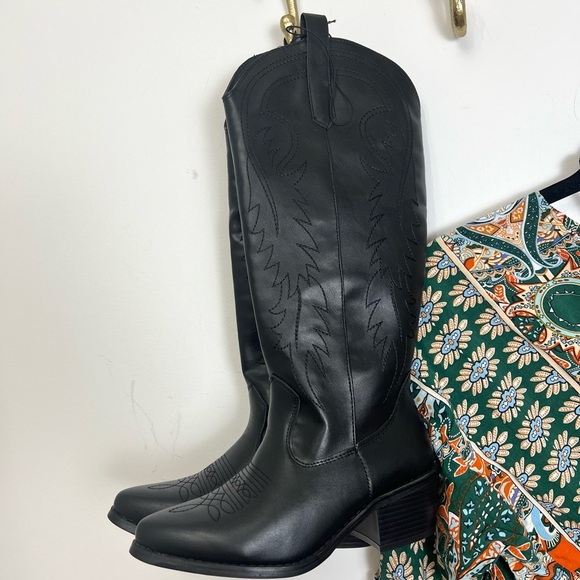 Shoes - 🆕Black vegan Leather Cowboy Boots 7